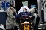 Sejumlah warga di sekitar Rumah Sakit Mount Sinai di Manhattan, New York City, Amerika Serikat, memberikan dukungan terhadap petugas medis, Senin (13/4) Foto: Reuters/Mike Segar