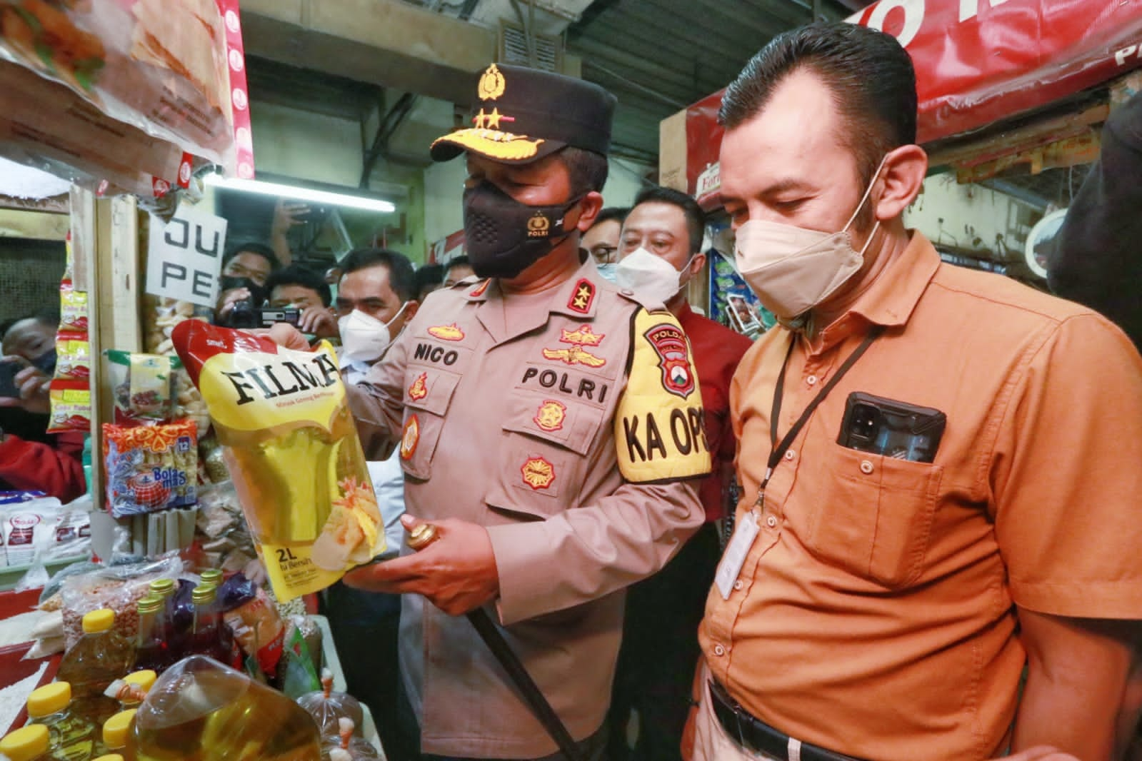 Kapolda Jatim bersama Forkopimda dan Satgas Pangan Jatim Cek Ketersediaan Minyak Goreng Curah dan Kemasan di Pasar Wonokromo-1