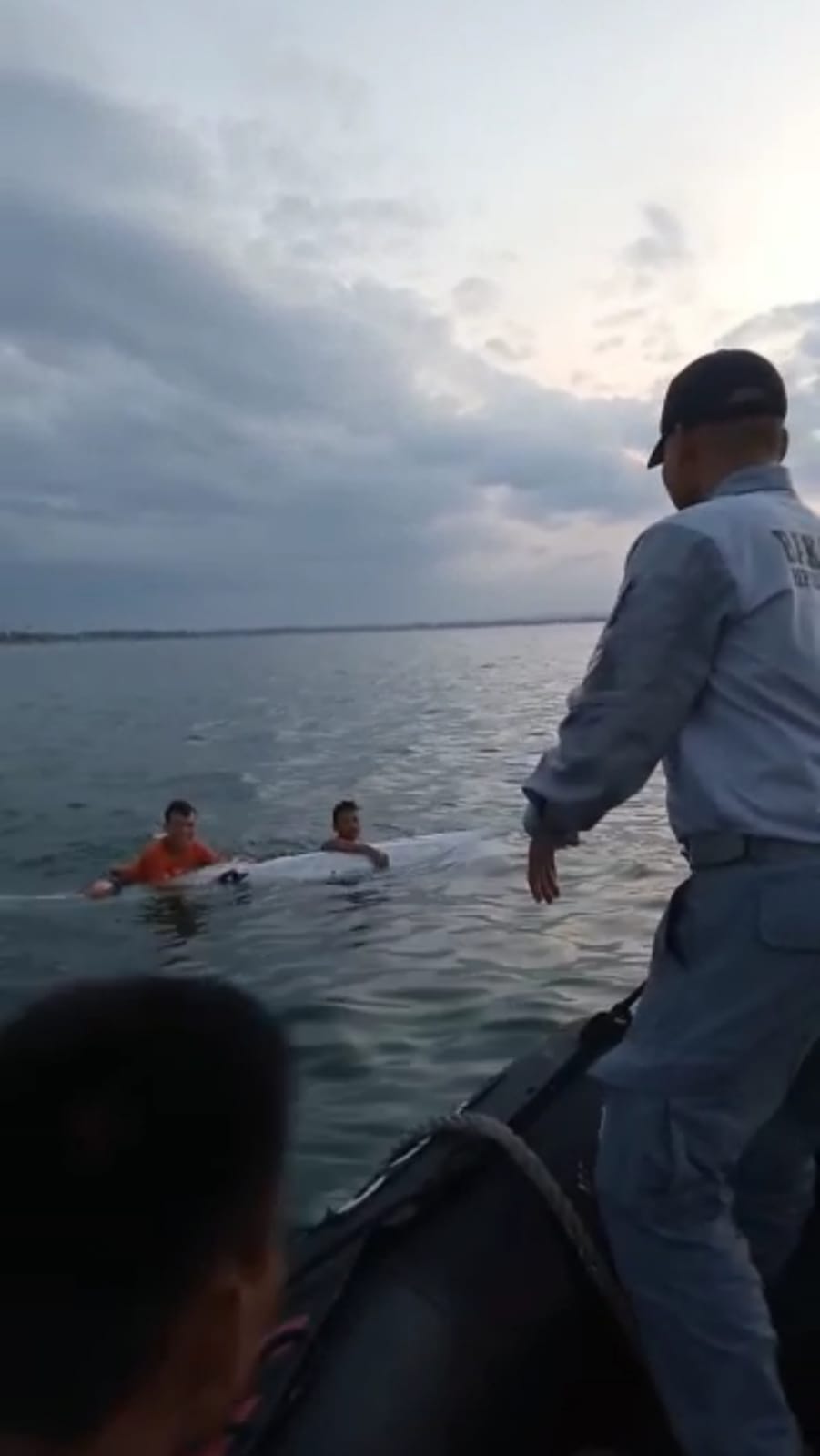 Bakamla Evakuasi Korban kecelakaan perahu di teluk kendari