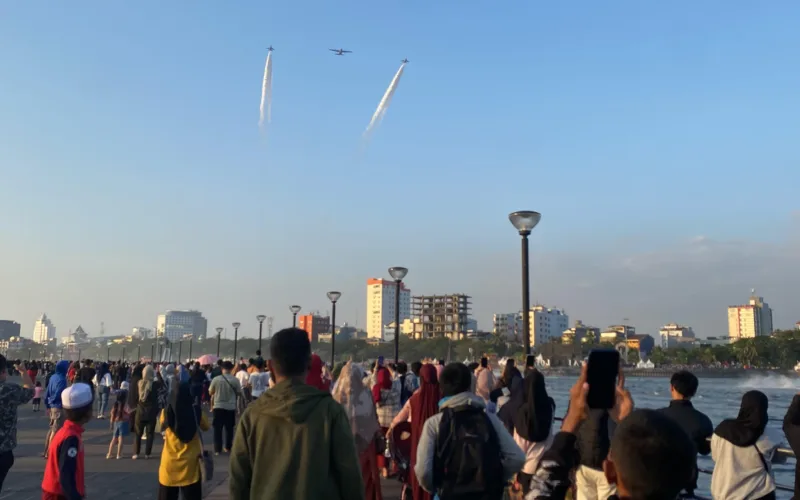 Jet Tempur Sukhoi SU-30 MK2, Pesawat Hercules C-130 Dan Boeing 737-200 Berhasil Memukau Ribuan Pengunjung Pada Pembukaan Makassar International Eight Festival And Forum