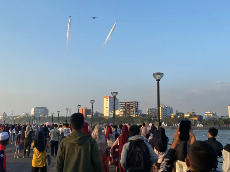 Jet Tempur Sukhoi SU-30 MK2, Pesawat Hercules C-130 Dan Boeing 737-200 Berhasil Memukau Ribuan Pengunjung Pada Pembukaan Makassar International Eight Festival And Forum