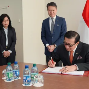 Menkumham Menandatangani Traktat Internasional