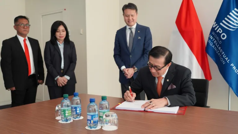 Menkumham Menandatangani Traktat Internasional