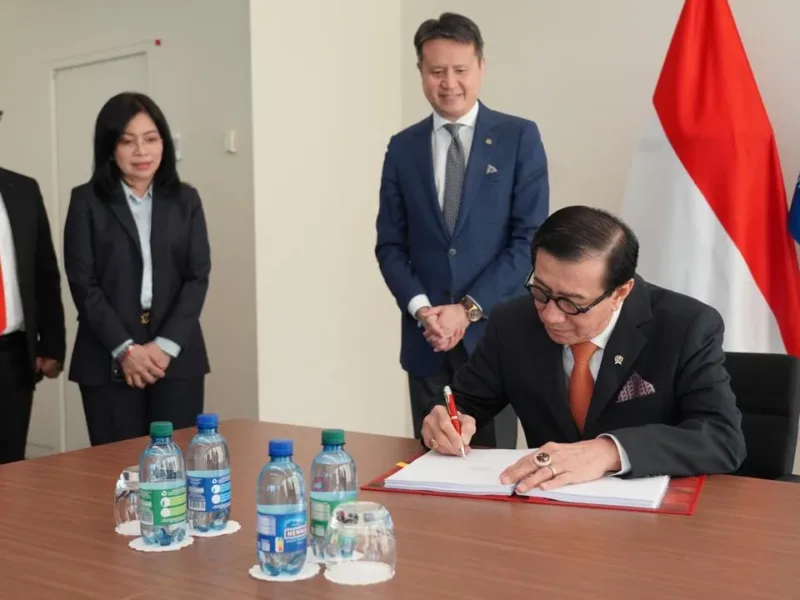 Menkumham Menandatangani Traktat Internasional