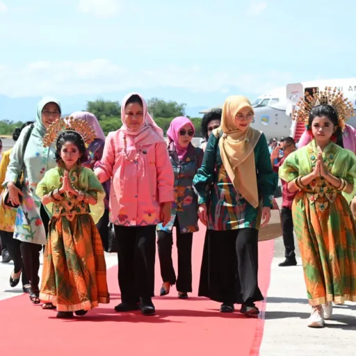 Ketua Pia Ardhya Garini Cabang 7 D/II Lanud Sultan Hasanuddin Sambut Kedatangan Ibu Negara Iriana Joko Widodo dan Ibu Wapres Wury Ma’ruf Amin 