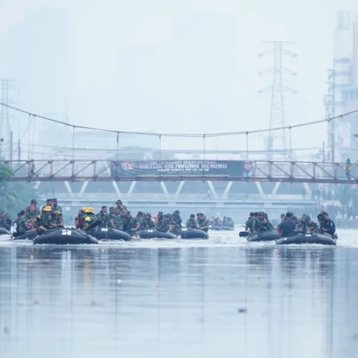 TNI Gelar Karya Bakti Ciliwung Bening Dalam Rangka HUT Ke-79 TNI
