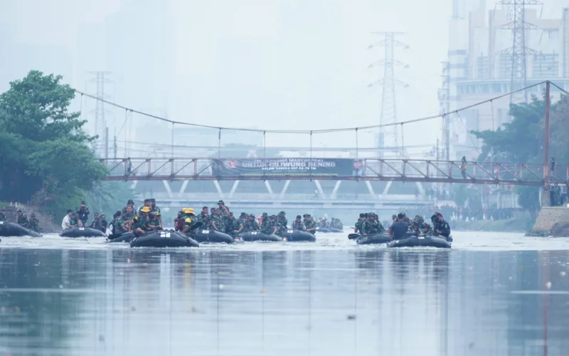 TNI Gelar Karya Bakti Ciliwung Bening Dalam Rangka HUT Ke-79 TNI