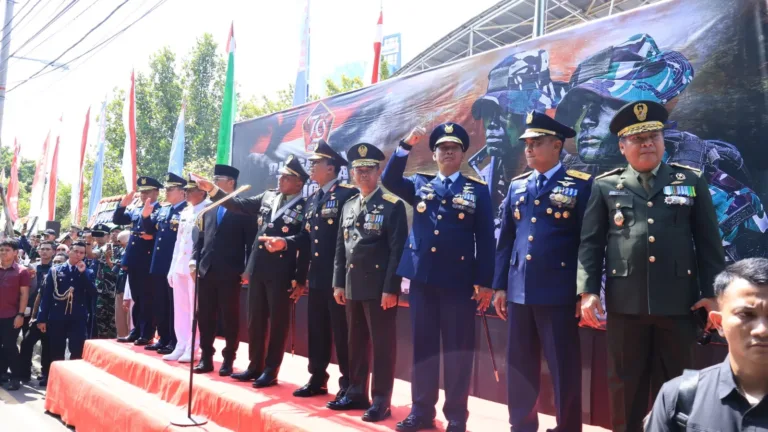 Danlanud Sultan Hasanuddin Didampingi Ketua PIA Ardhya Garini Hadiri Upacara HUT TNI Ke-79