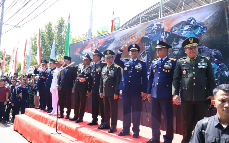 Danlanud Sultan Hasanuddin Didampingi Ketua PIA Ardhya Garini Hadiri Upacara HUT TNI Ke-79