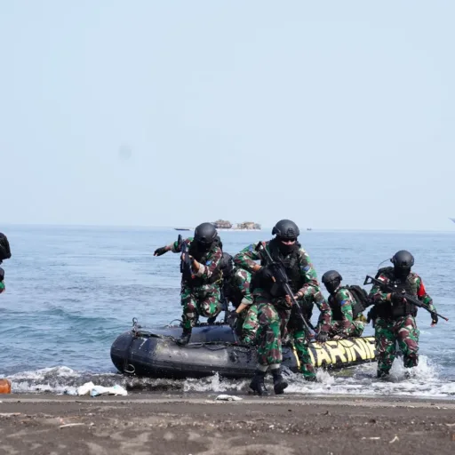 Pasukan Gabungan TNI-ADF Laksanakan Operasi Amfibi Di Pantai Banongan