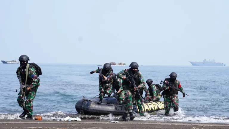 Pasukan Gabungan TNI-ADF Laksanakan Operasi Amfibi Di Pantai Banongan