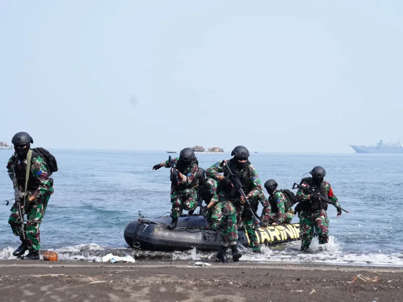 Pasukan Gabungan TNI-ADF Laksanakan Operasi Amfibi Di Pantai Banongan