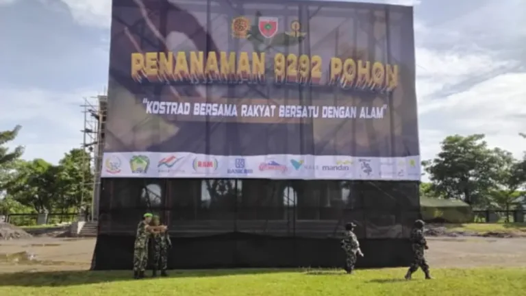 Wujud bela negara, Pangkostrad Di Makodiv 3 Kostrad Pakatto-Gowa Sulsel Tanam  Pohon 9292 Batang