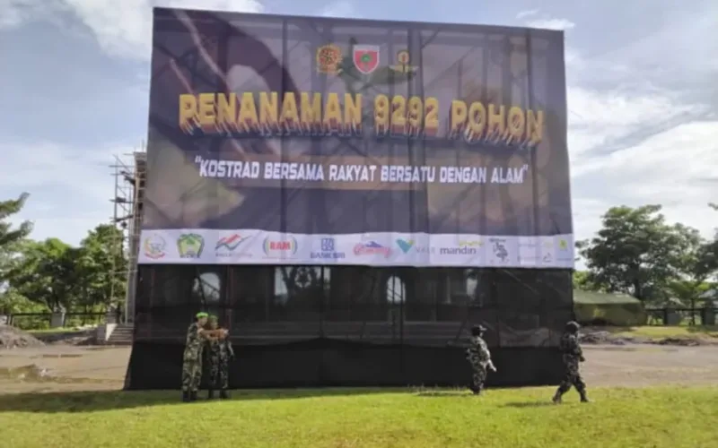 Wujud bela negara, Pangkostrad Di Makodiv 3 Kostrad Pakatto-Gowa Sulsel Tanam  Pohon 9292 Batang