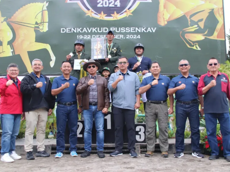 Panglima TNI Buka Lomba  Berkuda Piala Panglima TNI dan Bagikan Sembako di Bandung