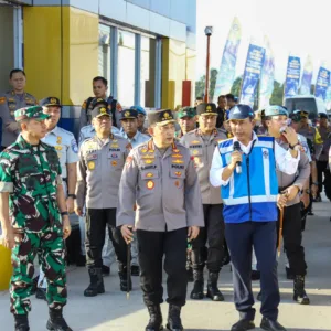  Panglima TNI bersama Kapolri Tinjau Kesiapan Arus Mudik Nataru 2025 di Tol Prambanan