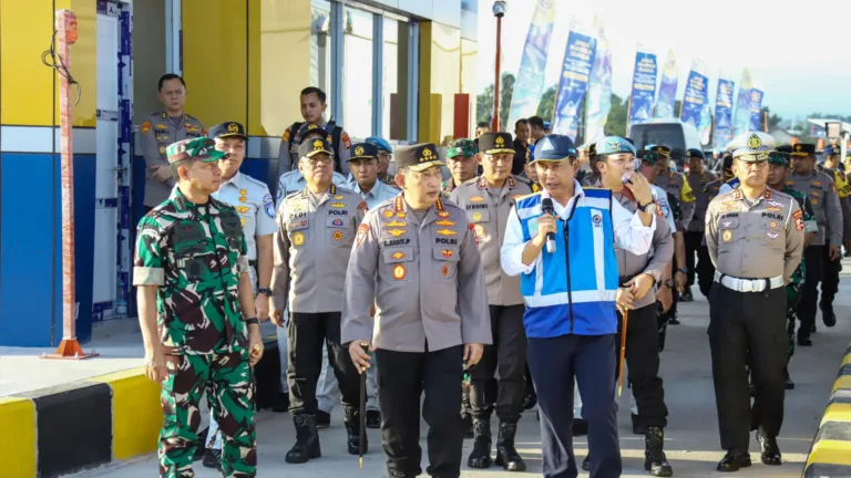  Panglima TNI bersama Kapolri Tinjau Kesiapan Arus Mudik Nataru 2025 di Tol Prambanan