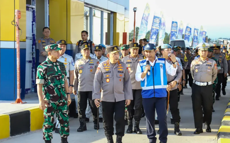  Panglima TNI bersama Kapolri Tinjau Kesiapan Arus Mudik Nataru 2025 di Tol Prambanan