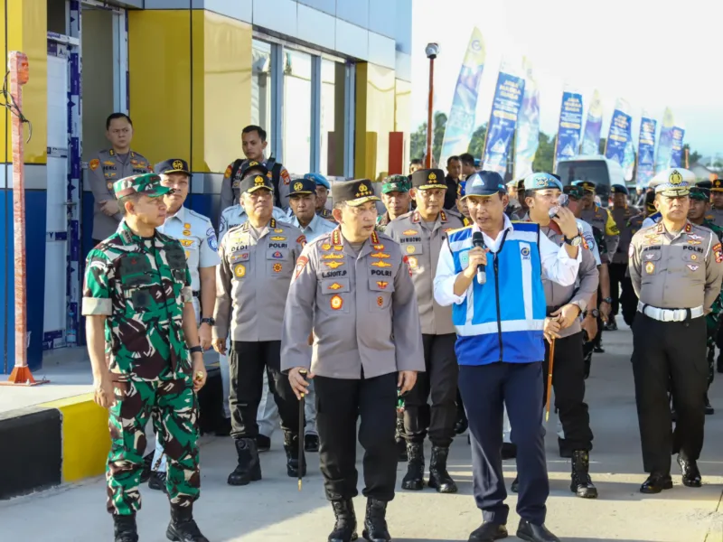  Panglima TNI bersama Kapolri Tinjau Kesiapan Arus Mudik Nataru 2025 di Tol Prambanan