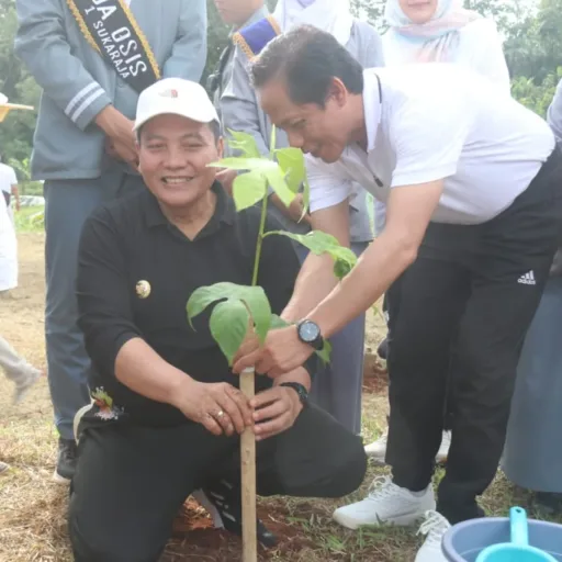Pj. Bupati Bogor Bersama Menteri LH Kunjungi SMAN 1 Sukaraja