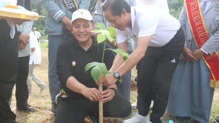 Pj. Bupati Bogor Bersama Menteri LH Kunjungi SMAN 1 Sukaraja