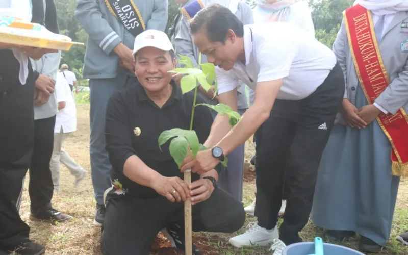 Pj. Bupati Bogor Bersama Menteri LH Kunjungi SMAN 1 Sukaraja
