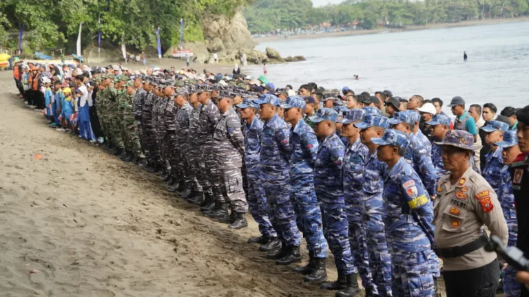 Panglima TNI Membuka Secara Resmi Aksi Bersih Pantai, Wujud Nyata TNI Peduli Lingkungan