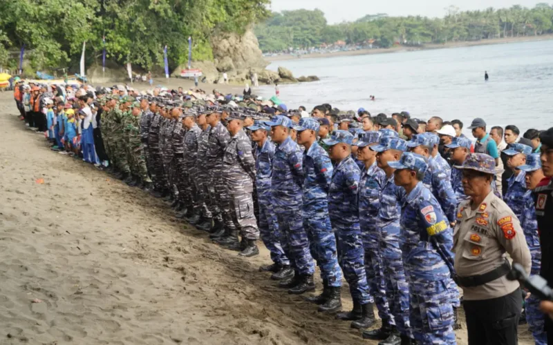 Panglima TNI Membuka Secara Resmi Aksi Bersih Pantai, Wujud Nyata TNI Peduli Lingkungan
