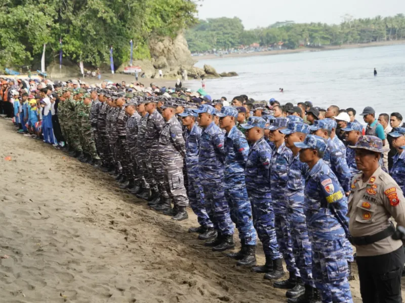 Panglima TNI Membuka Secara Resmi Aksi Bersih Pantai, Wujud Nyata TNI Peduli Lingkungan