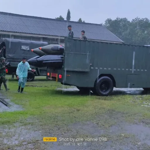 Pasukan Yonko 466 Kopasgat Bantu Evakuasi Warga Makassar Terdampak Banjir