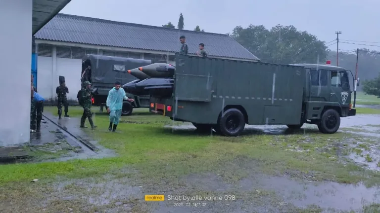 Pasukan Yonko 466 Kopasgat Bantu Evakuasi Warga Makassar Terdampak Banjir