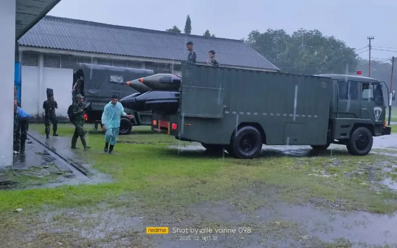 Pasukan Yonko 466 Kopasgat Bantu Evakuasi Warga Makassar Terdampak Banjir