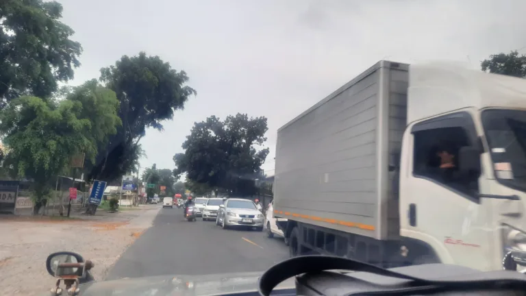 Kepadatan Gerbang Tol Ciperna Cirebon Kuningan