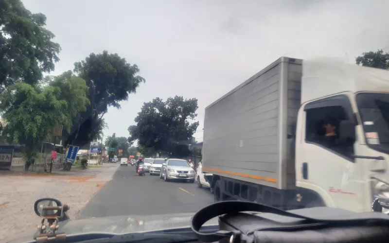Kepadatan Gerbang Tol Ciperna Cirebon Kuningan