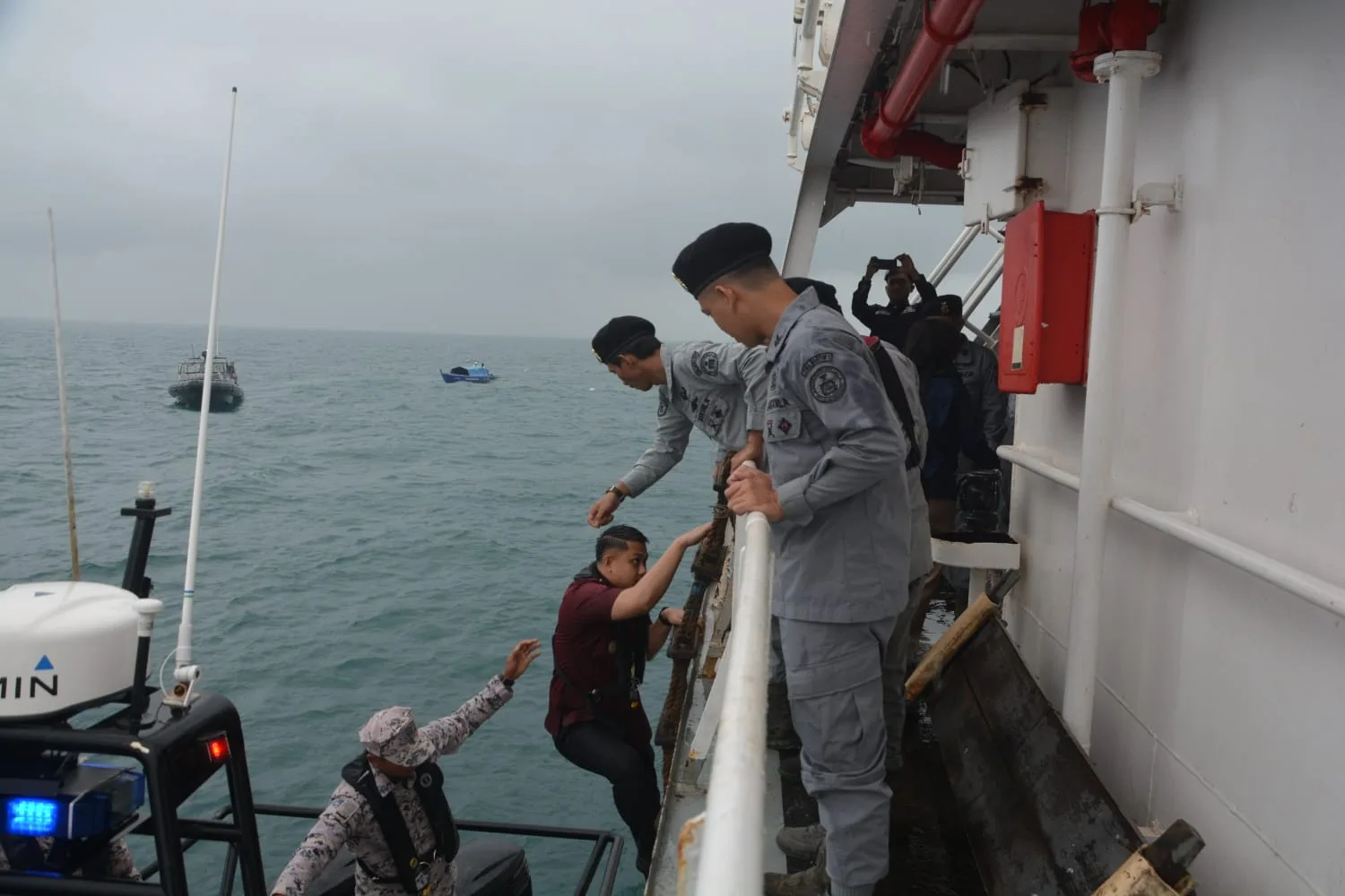 Bakamla RI Jemput 2 Nelayan Indonesia di Perbatasan Terluar Indonesia Malaysia