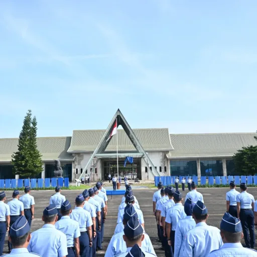 Kadislog Lanud Sultan Hasanuddin Pimpin Upacara Bendera Mingguan