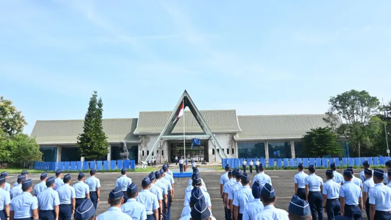 Kadislog Lanud Sultan Hasanuddin Pimpin Upacara Bendera Mingguan
