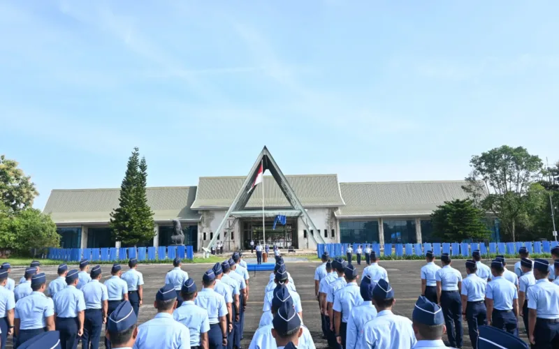 Kadislog Lanud Sultan Hasanuddin Pimpin Upacara Bendera Mingguan
