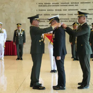Panglima TNI Sematkan Bintang Jalasena Utama Kepada Kasal Singapura