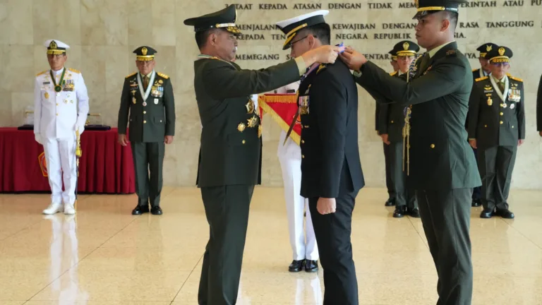 Panglima TNI Sematkan Bintang Jalasena Utama Kepada Kasal Singapura