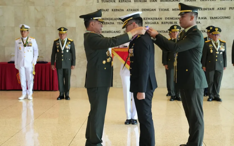 Panglima TNI Sematkan Bintang Jalasena Utama Kepada Kasal Singapura