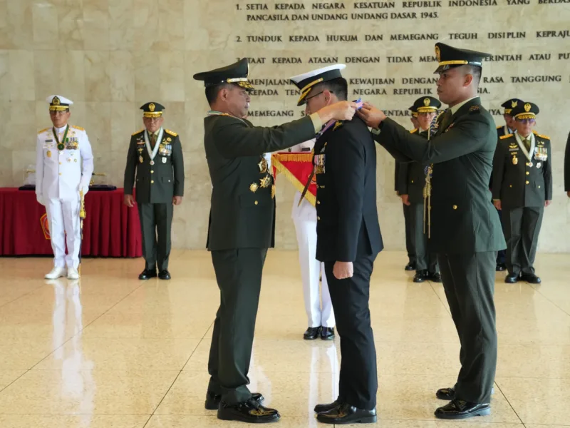 Panglima TNI Sematkan Bintang Jalasena Utama Kepada Kasal Singapura