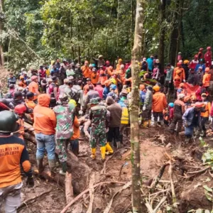 Korban Tanah Longsor Pacet Dievakuasi