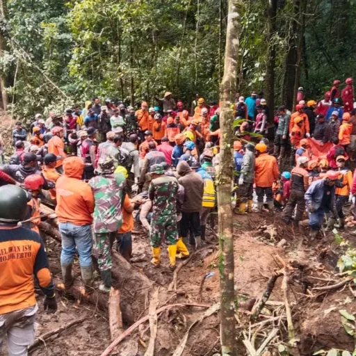 Korban Tanah Longsor Pacet Dievakuasi