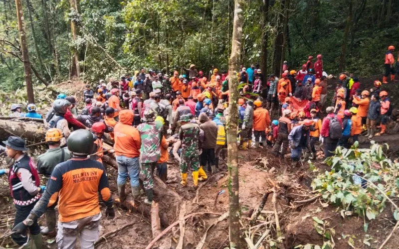 Korban Tanah Longsor Pacet Dievakuasi