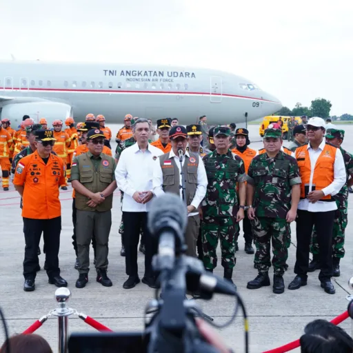 Pesawat Hercules C-130  Dari Skadron Udara 33 Angkut Bantuan Kemanusiaan Ke Myanmar