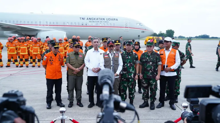 Pesawat Hercules C-130  Dari Skadron Udara 33 Angkut Bantuan Kemanusiaan Ke Myanmar