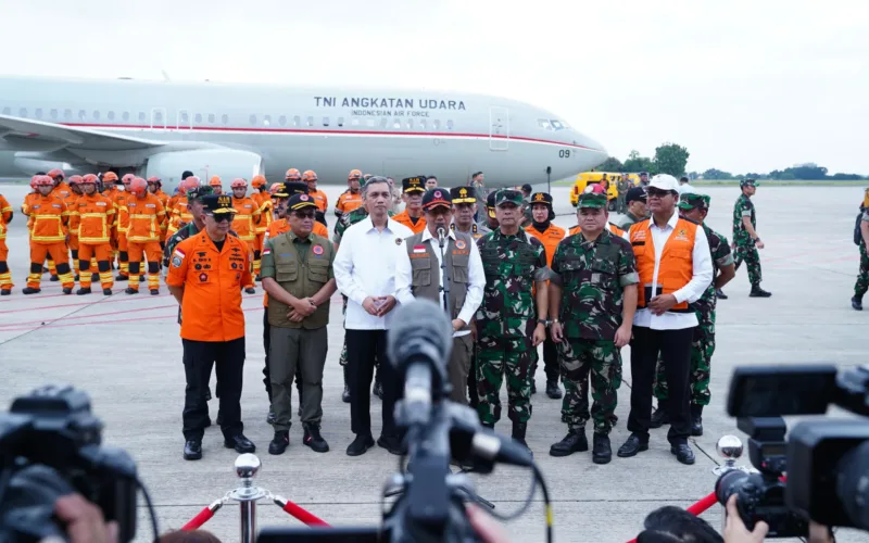 Pesawat Hercules C-130  Dari Skadron Udara 33 Angkut Bantuan Kemanusiaan Ke Myanmar
