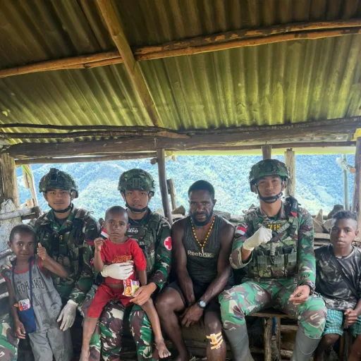 Aksi Sigap Satgas Yonif 715/Mtl, Berikan Pertolongan Pertama Kepada Masyarakat di Pelosok Papua