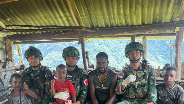 Aksi Sigap Satgas Yonif 715/Mtl, Berikan Pertolongan Pertama Kepada Masyarakat di Pelosok Papua